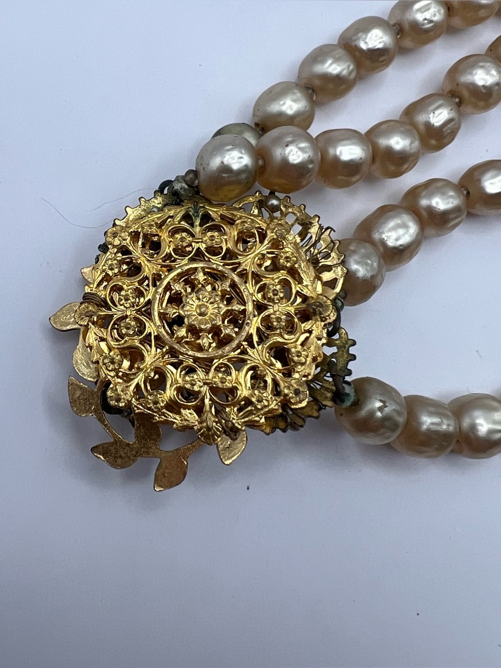 Unsigned Miriam Haskel Faux Pearl Chiker Necklace w/ Filagree Centerpiece - Picture 10 of 12